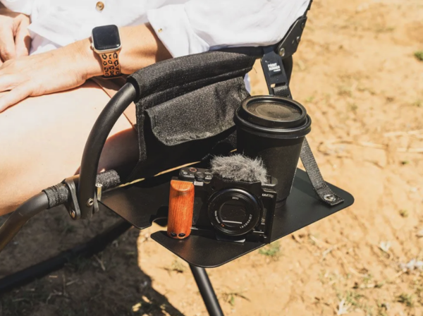 Hendig bord som festes på Expander camping chair fra Front Runner.