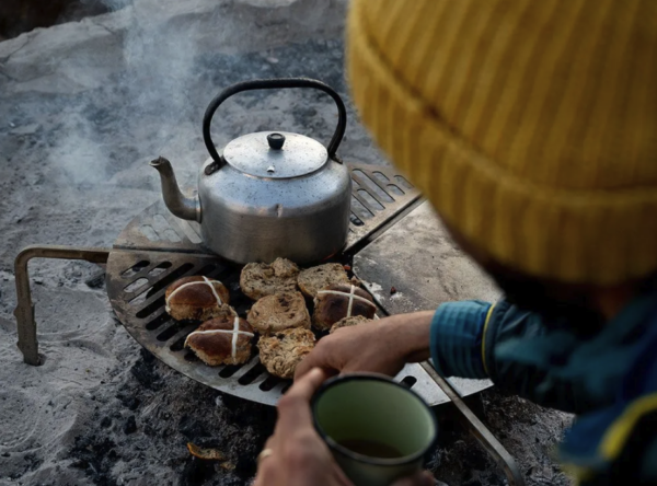 Genial bålplate til å ha på reservehjulet. Praktisk grillplate til oppbevaring i bilen på tur.