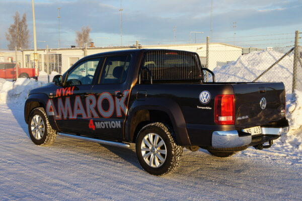 Beskyttelse, gitter til lasteplanet VW Amarok. Gitterbøyle bak førerhytta